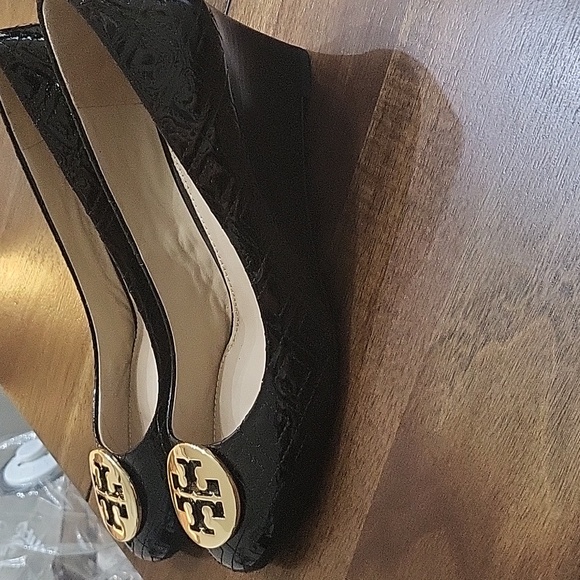Tory Burch Black Heels with Gold Emblem Size9 - Picture 3 of 5